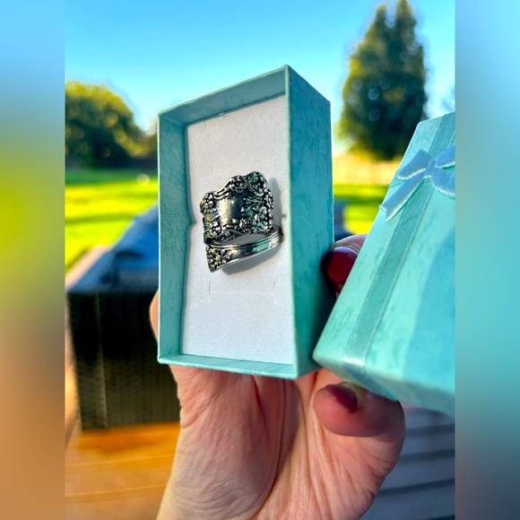 Elegant Silver Tone Floral Ring - Picture 1 of 3